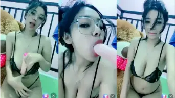 Cewek Berkamata Ngemut Dildo Live Video by TubeV Cewek Berkamata Ngemut Dildo Live Video by TubeV
