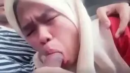 Disepongin Cewek Berkerudung di Mobil Video by PornOne