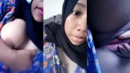 Cewek Hijab Cantik Pamer Memek Tembem Video by Kompoz