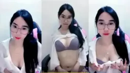 Amerlita Cantik Berkacamata Sexy Video by BOKEPSIN